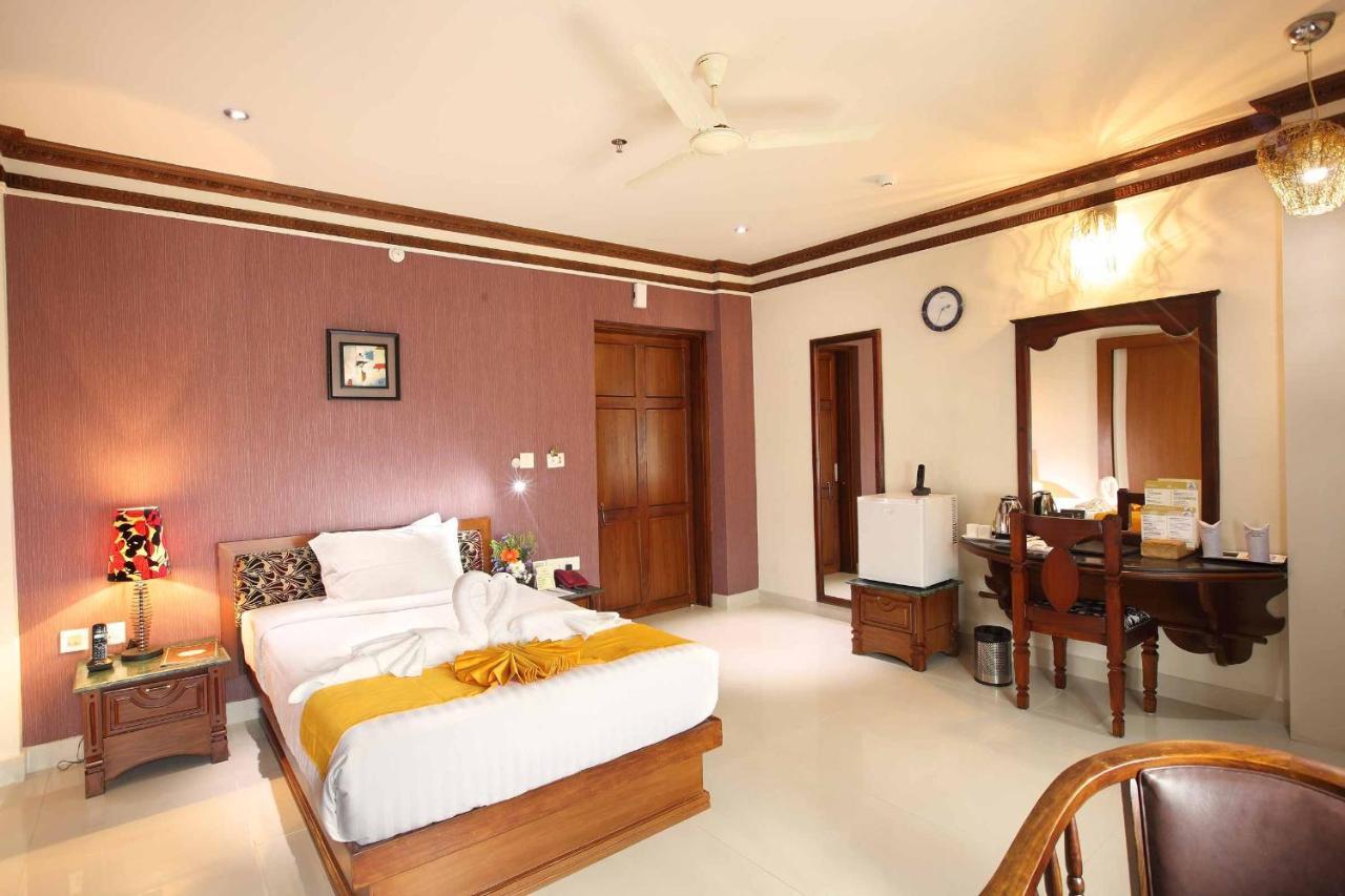 Готель Ambalakkara Regency Kottarakara Екстер'єр фото